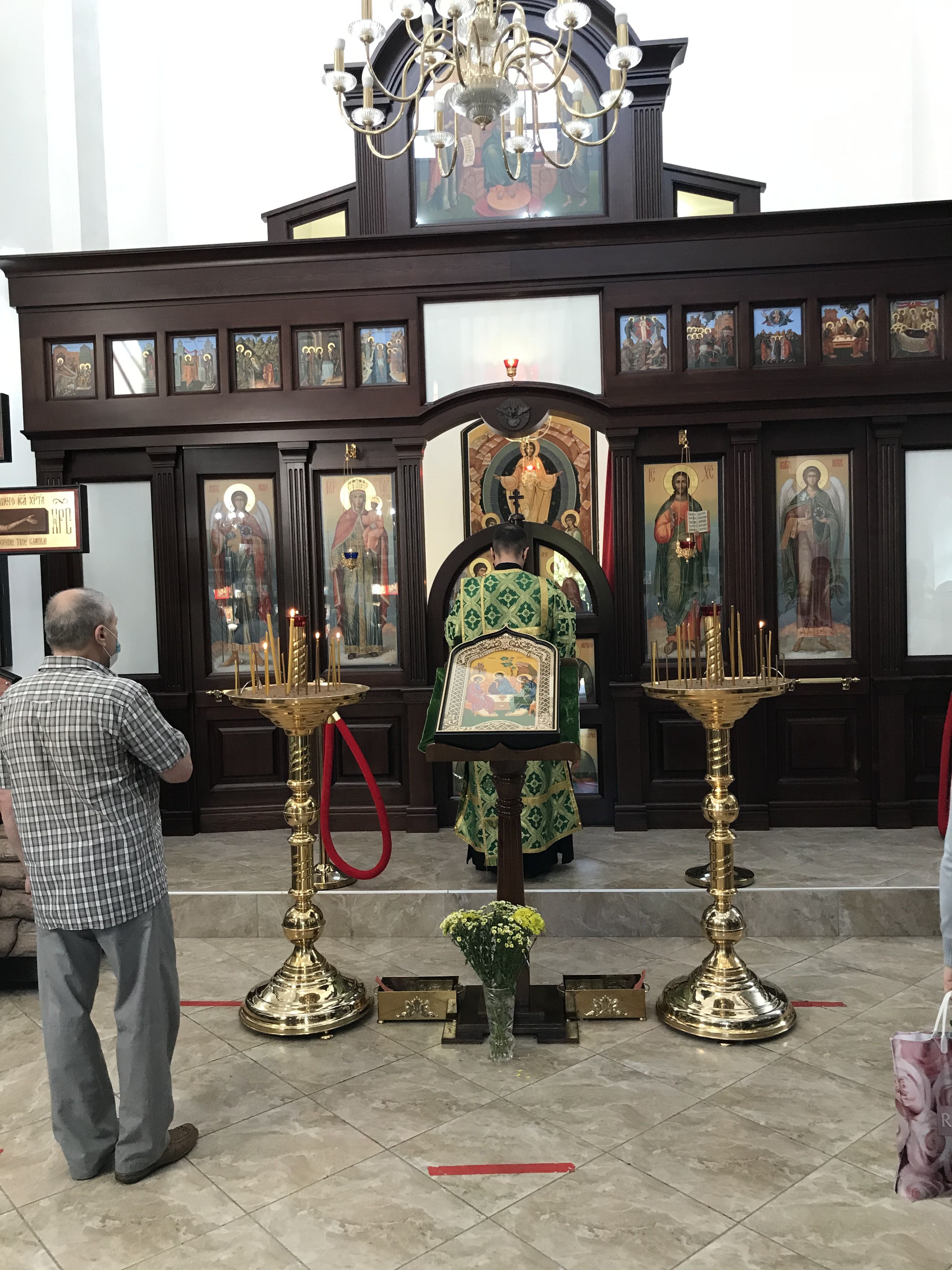 Православные христиане отмечают День Святой Троицы