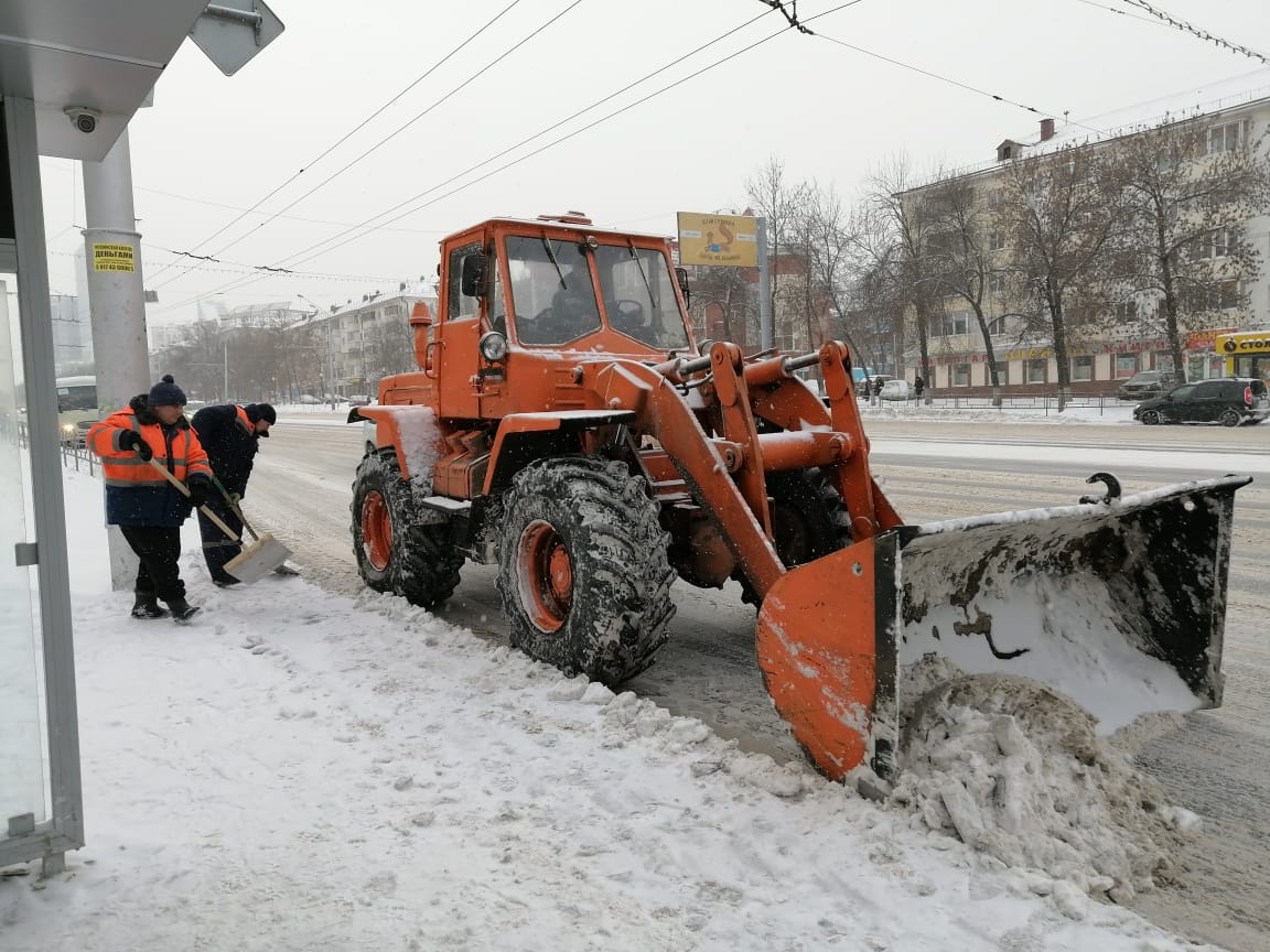 МБУ «Служба по благоустройству Орджоникидзевского района» продолжают  очистку дорог и остановок от снега