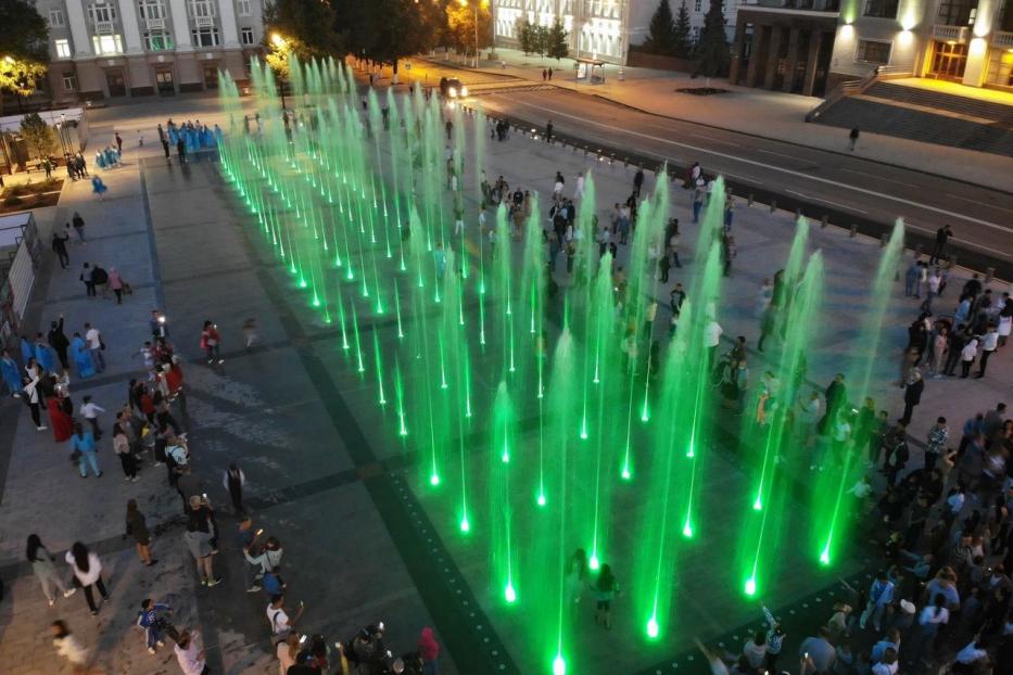 Новый фонтан на Советской площади работает до десяти вечера