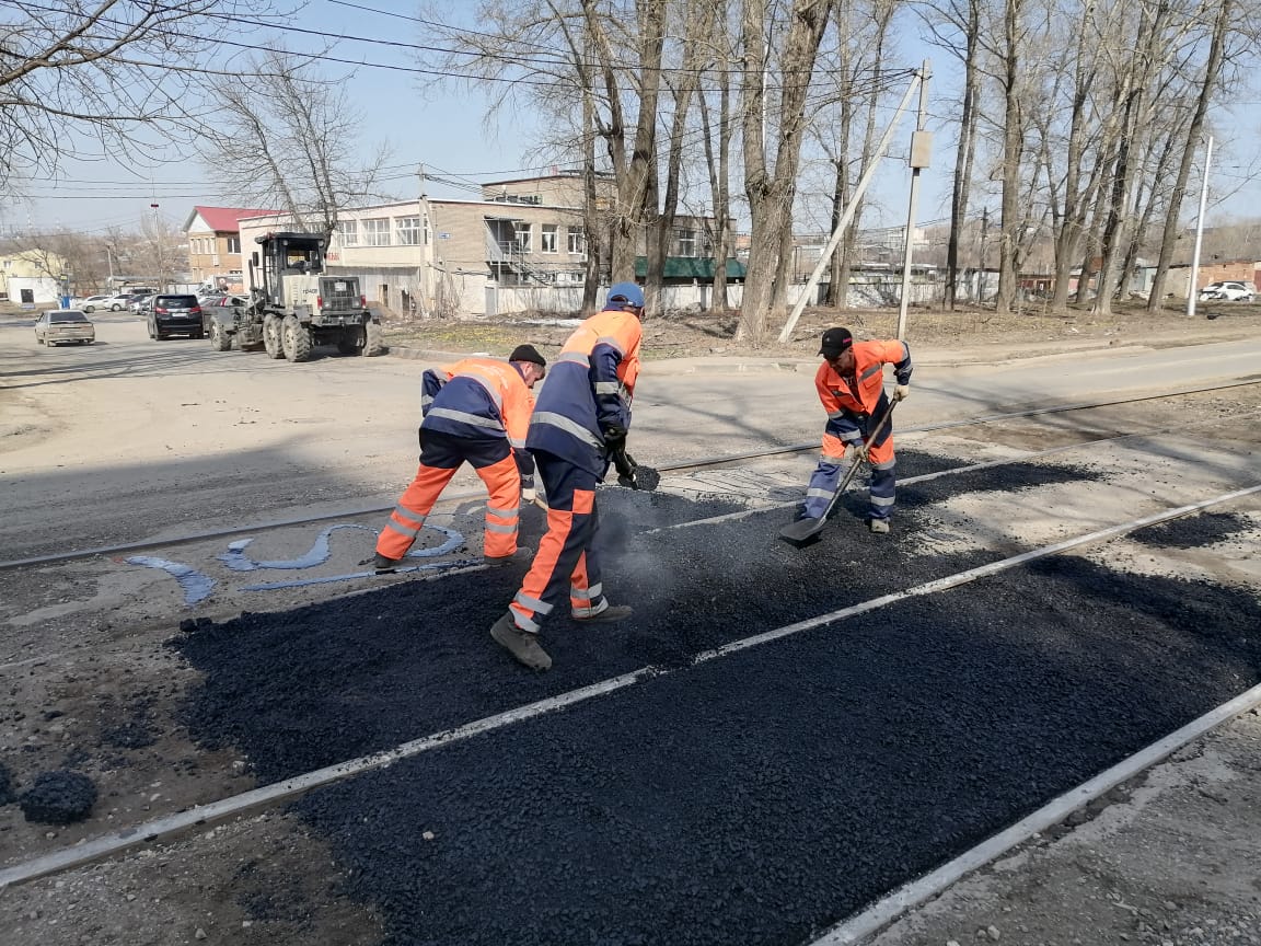 В Орджоникидзевском районе продолжается ямочный ремонт