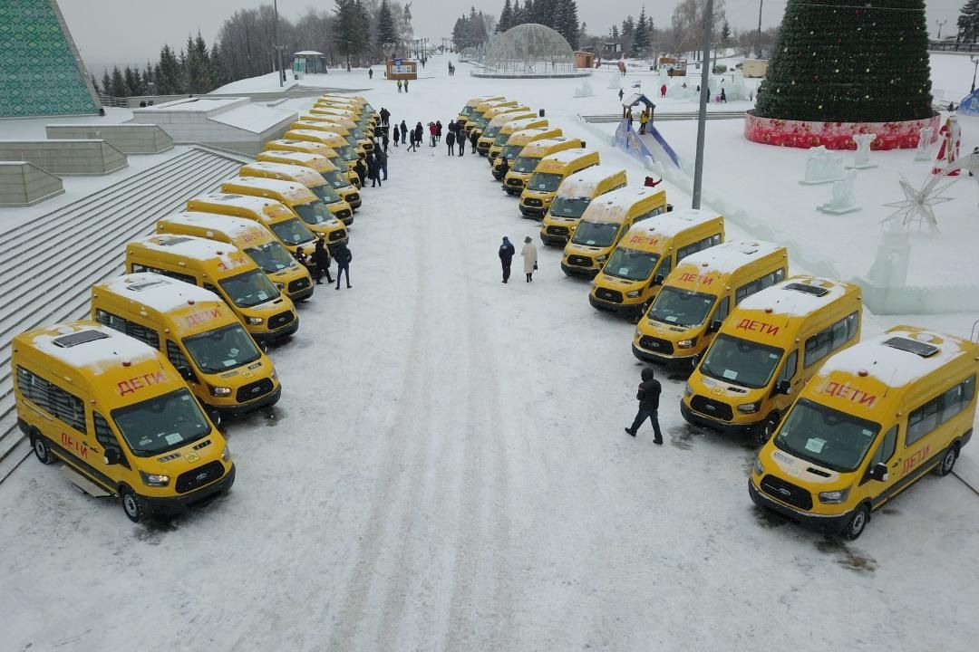 Четыре уфимские школы получили новые автобусы 
