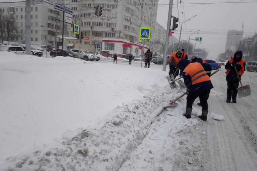 Очистка дорожных знаков от снега. ЖКХ Уфа.