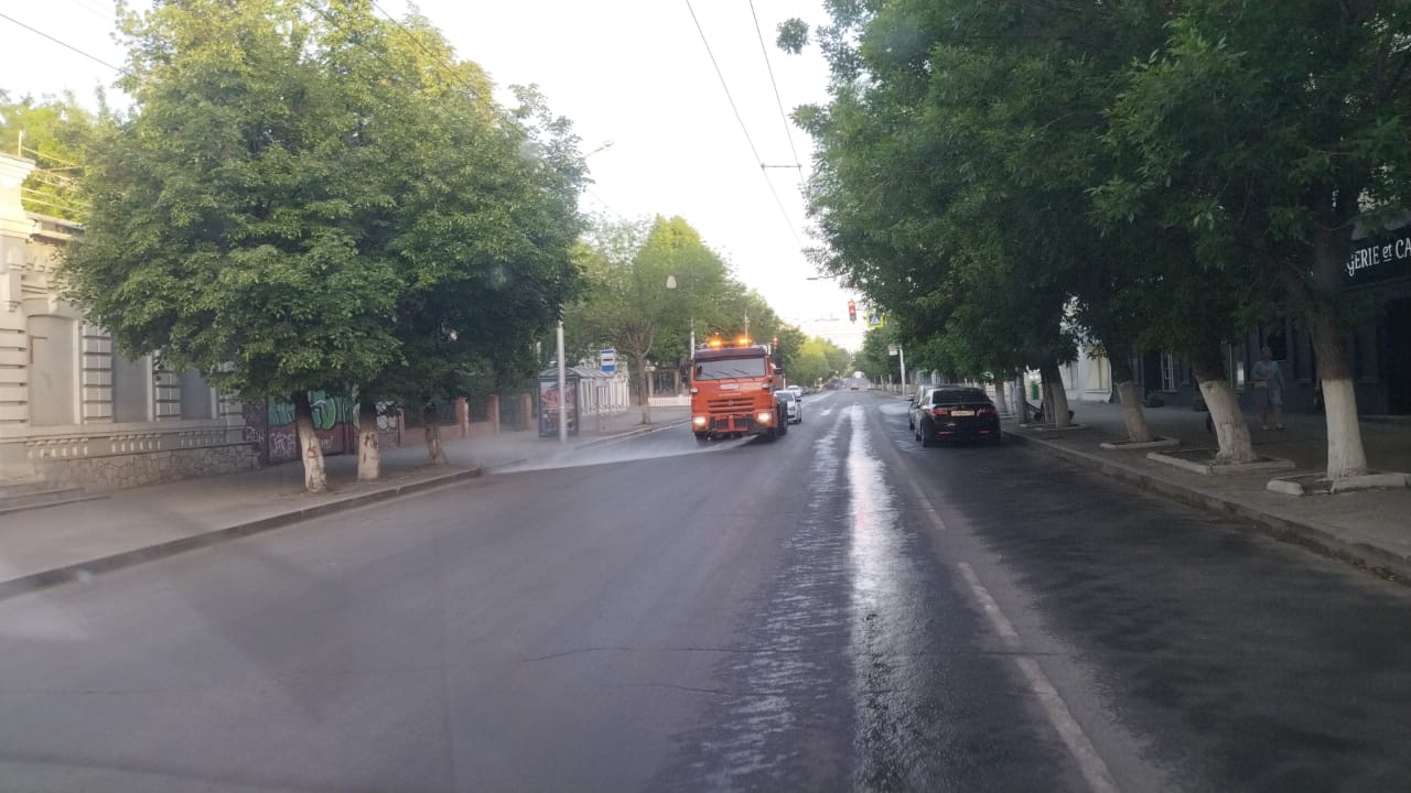 В Кировском районе г. Уфы усилены работы по поливу зелёных насаждений и дорожного полотна