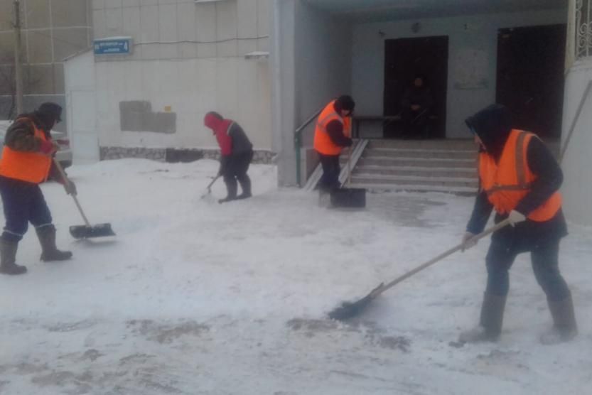 Кто чистит снег во дворах. Уфа УЖХ Калининского района уборка снега во дворах. Уфа УЖХ Калининского района уборка снега во дворах 2023 год.