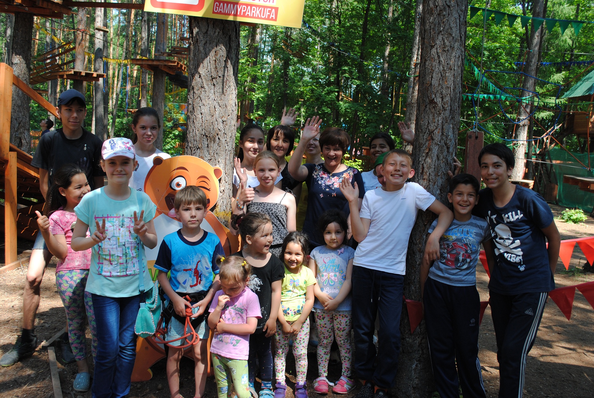  Дети, проживающие в Центре размещения пострадавших г. Уфы посетили веревочный парк развлечений «Гамми»