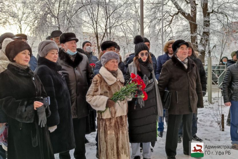 В уфе открыли. В Уфе открыли парк имени народного поэта Башкирии Равиля Бикбаева. Геннадий горельников поэт Уфа. Равиль Насибуллин профессор Уфа.