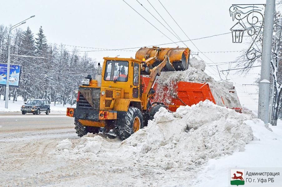 Коммунальные и жилищные службы продолжают в усиленном режиме вывозить снежные массы из города
