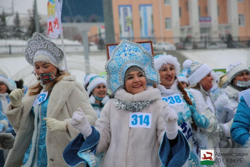 Парад снегурочек в кемерово. Снегурочка Нижневартовск 2022.