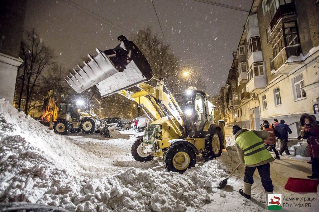 Уборка снега на уфимских улицах и во дворах продолжается